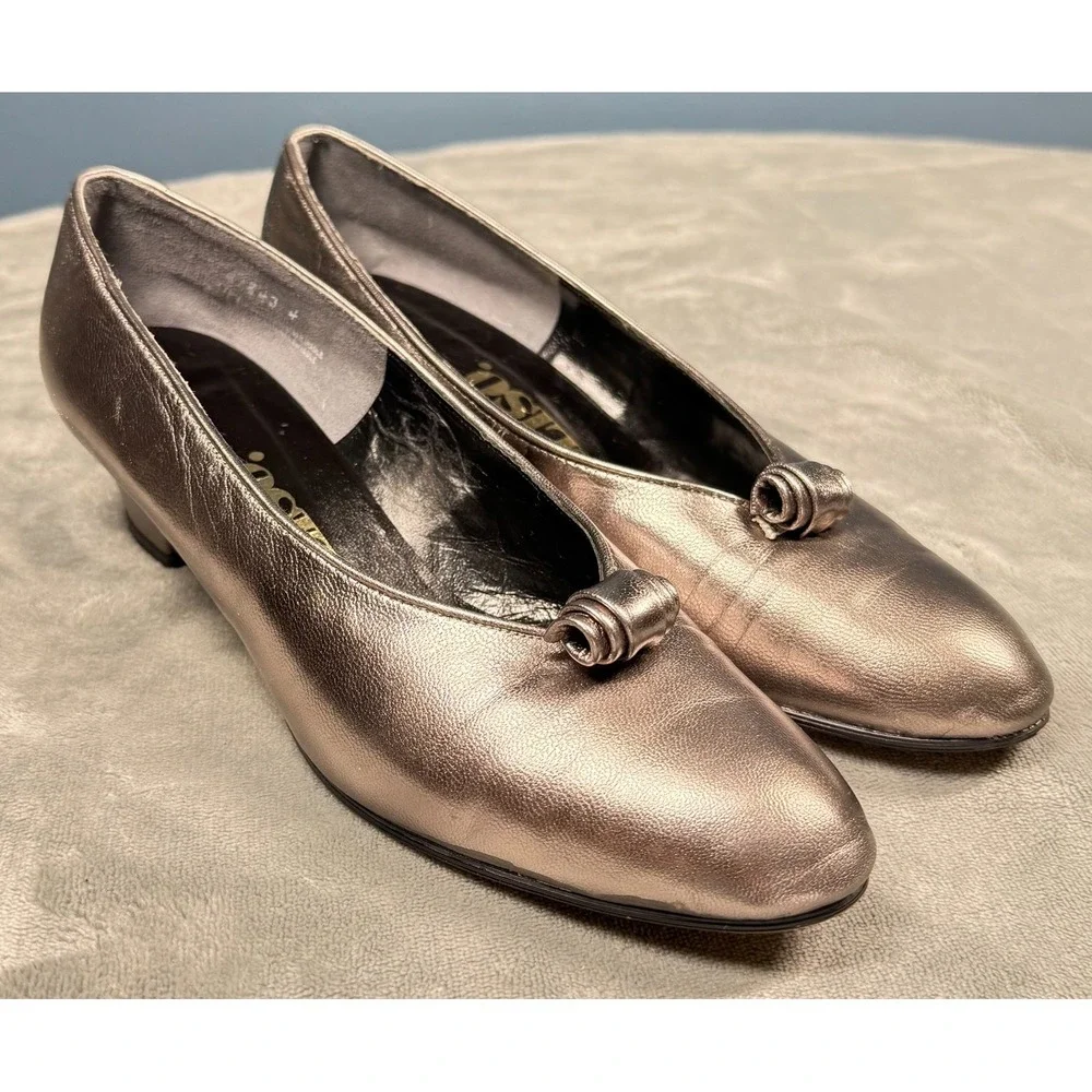 DeLiso Pumps Womens 7.5 B Bronze Metallic Leather Heels Bow Vintage
